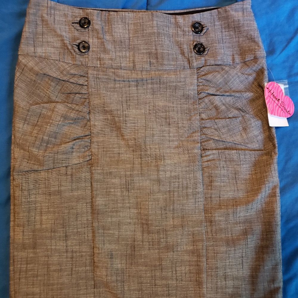 NWT Cute gray ruched flattering skirt with buttons